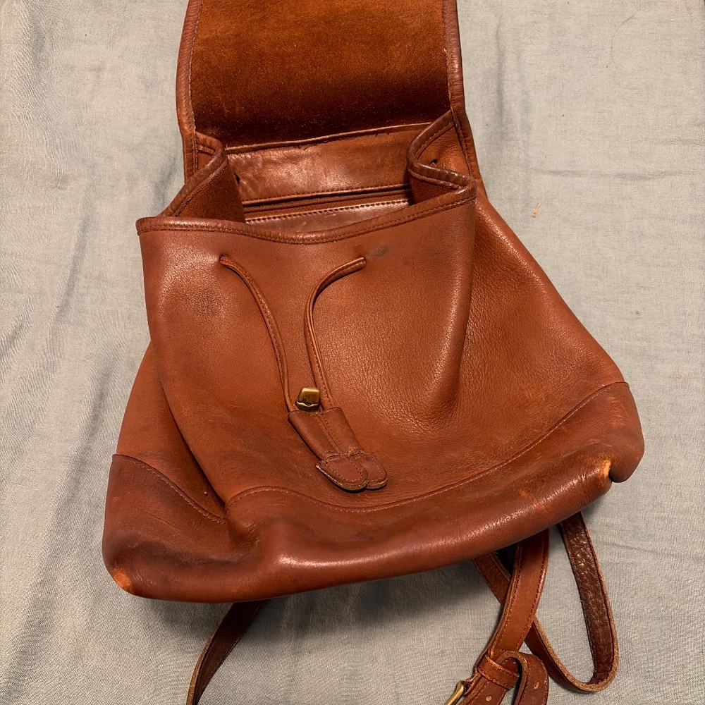 Well loved medium vintage Coach daypack turn lock in tan - Picture 4 of 10